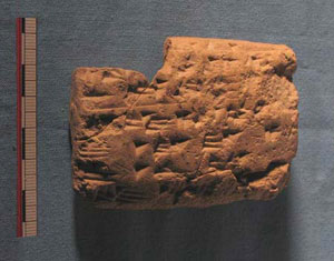 Assyrisk lertavle med tekst i kileskrift, liste over formænd for arbejdshold. Fra nedgravning i område B.